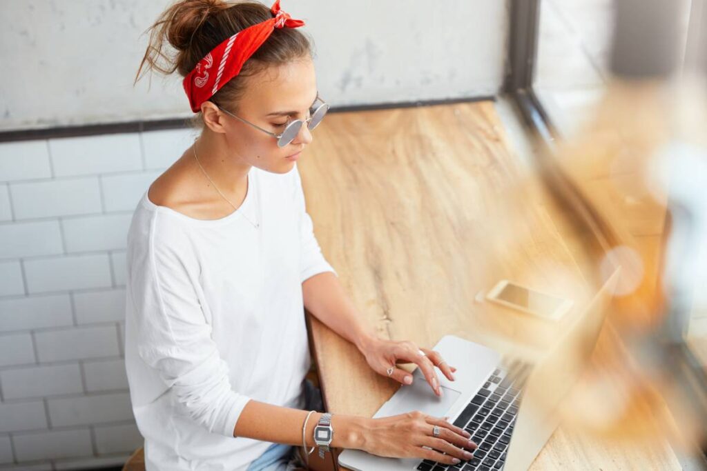 femme qui travaille sur un pc