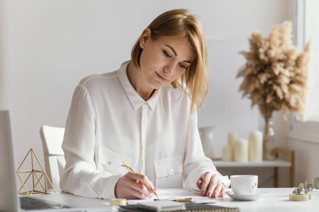 fille qui rédige un texte